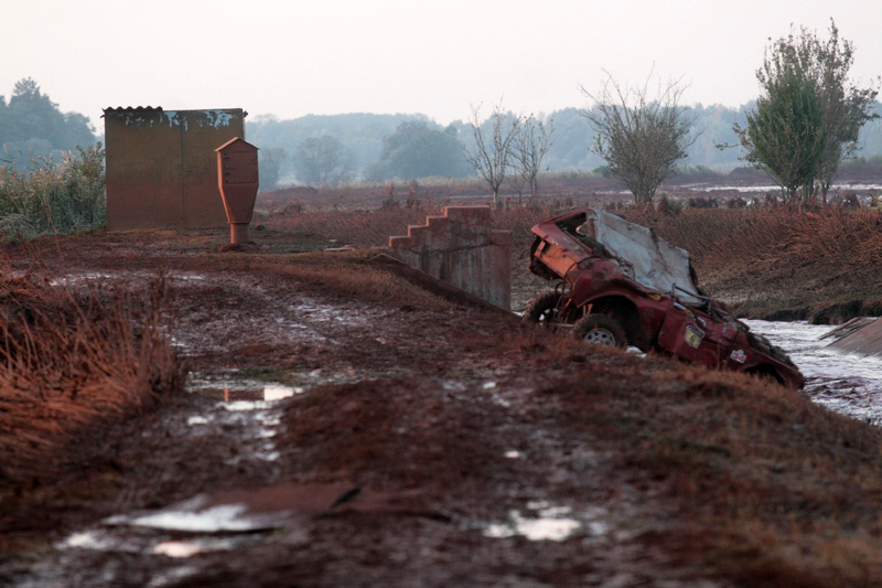 Illustration for article titled Revisiting the Small Village That Was Completely Devastated By Toxic Red Sludge